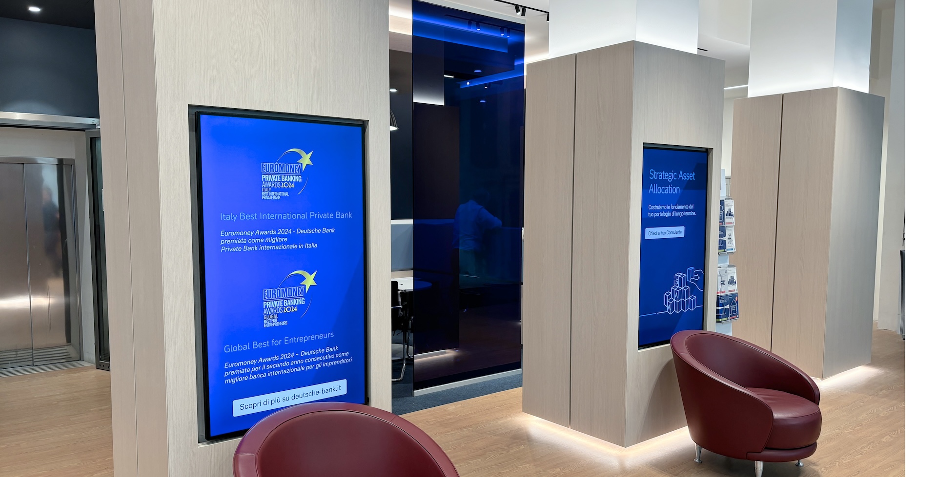 Interni di una filiale di banca con Digital Signage